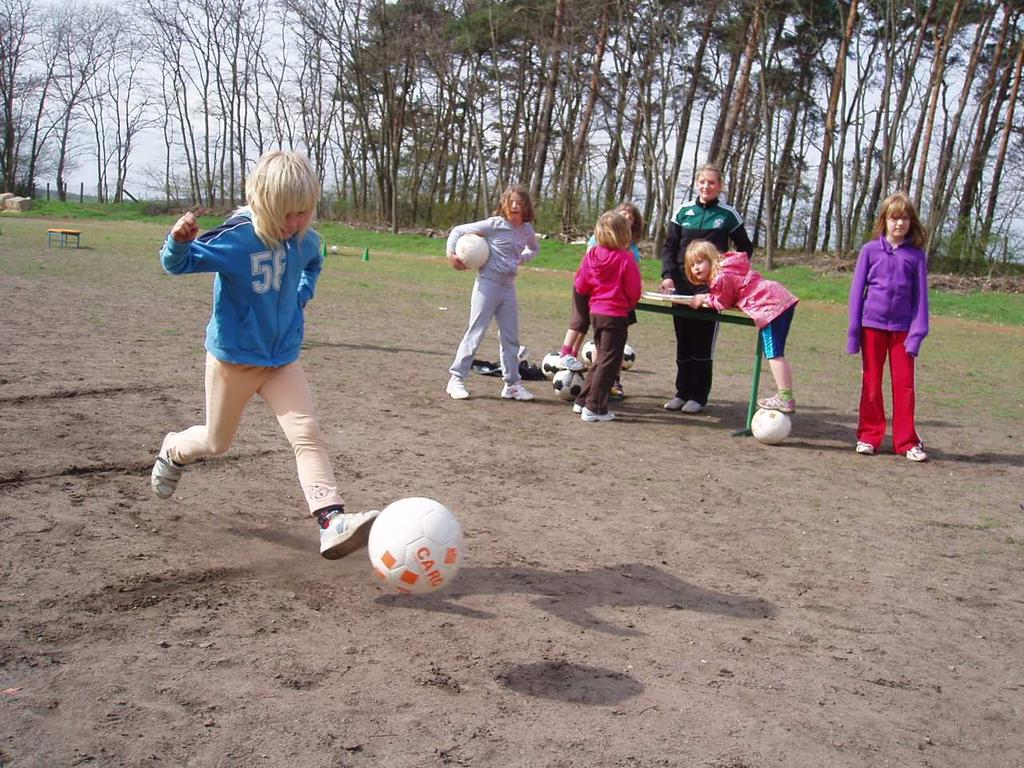 Für alle Mädchen gab es Urkunden und kleine österliche Naschereien. Höhepunkt des Aktionstages war eine Mini-Fußballweltmeisterschaft auf dem Kleinfeld der Radeweger Grundschule.