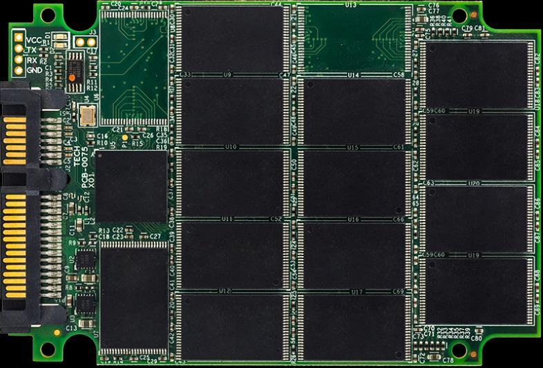 Wie man im linken Bild sieht, besteht eine SSD aus einem Controller Chip, der einen oder mehrere NAND Chips verwaltet, die wiederum aus mehreren Dies beinhalten können.