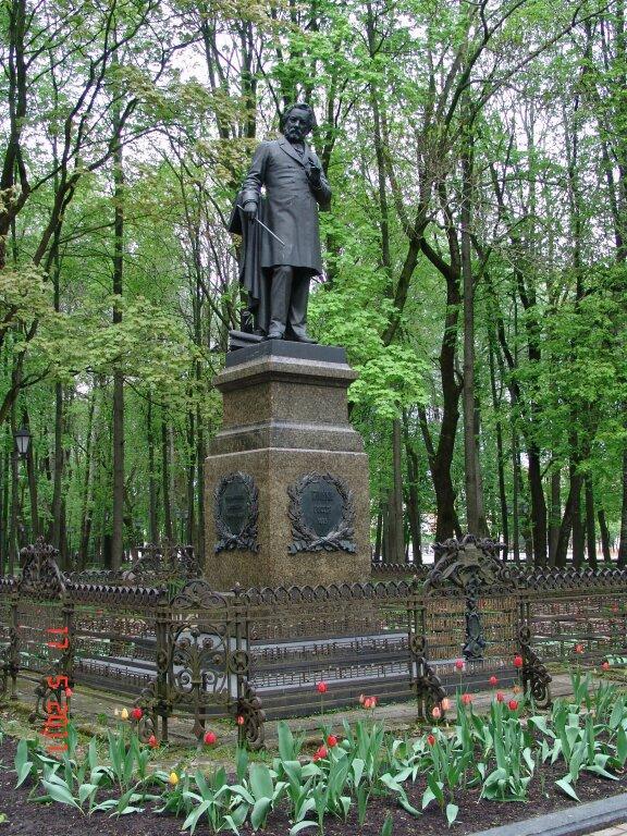 Glinka. Am anderen Ende des Parks steht eine Galerie mit Büsten der Generäle Kutusows (und auch seine eigene).