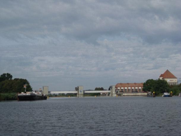 Schleusen des Tages gebracht. Die letzte Schleuse des Tages war dann die Sportbootschleuse in Bremen.