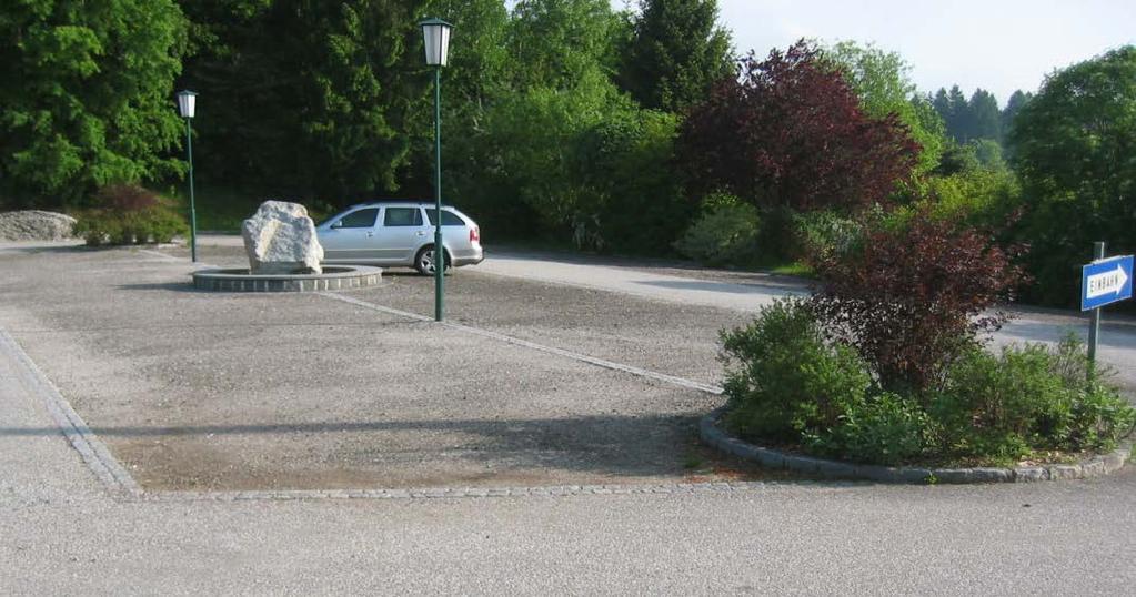 Gemeinde Dorfstetten Versickerungsfähiger Parkplatz in Dorfstetten (NÖ) Bei der Errichtung eines Parkplatzes wurde bewusst darauf geachtet, die Versiegelung möglichst gering zu halten.