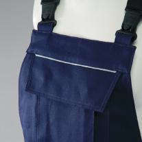 Gummizug, 2 Seitentaschen mit Patte und Druckknopf,   Knietaschen,