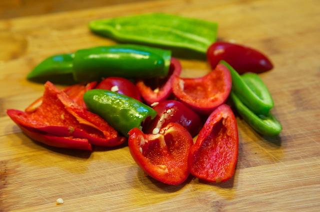 Diese Methode hat aber den Nachteil, dass man ziemlich viel der Schärfe entfernt. Wenn die Chilis komplett garen, bleibt viel mehr Schärfe im Fruchtfleisch.