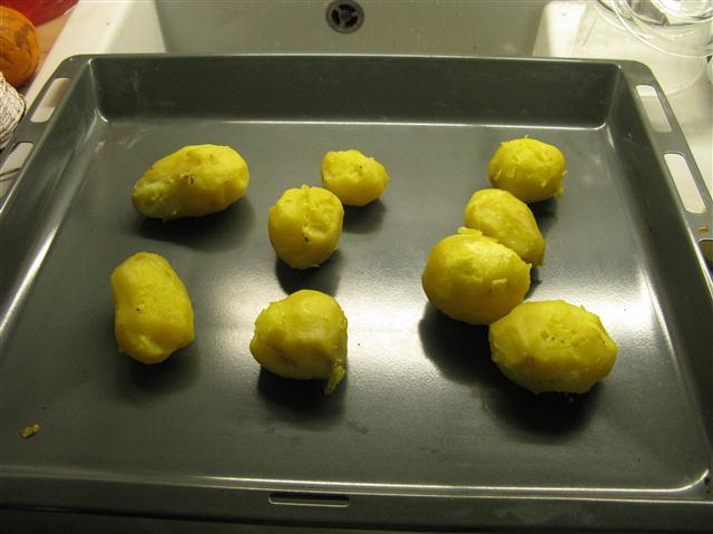 Mangels Kartoffelpresse jag ich die heißen Kartoffeln durch meine Reibe in der Küchenmaschine.