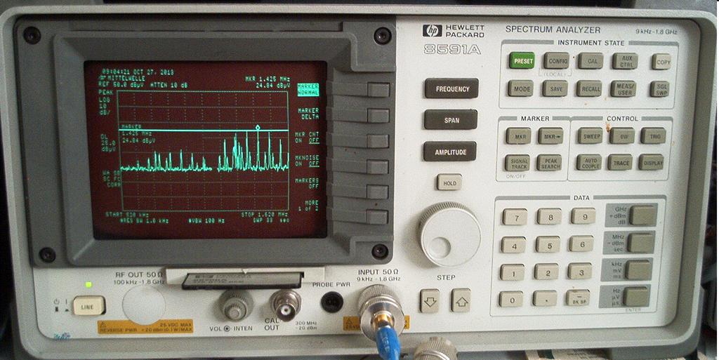 Auf der rechten Seite der Weiche (blaue Steckverbindung) kann ein Oszilloskope oder Spektrum- Analyzer zwecks Analyse angeschlossen werden.