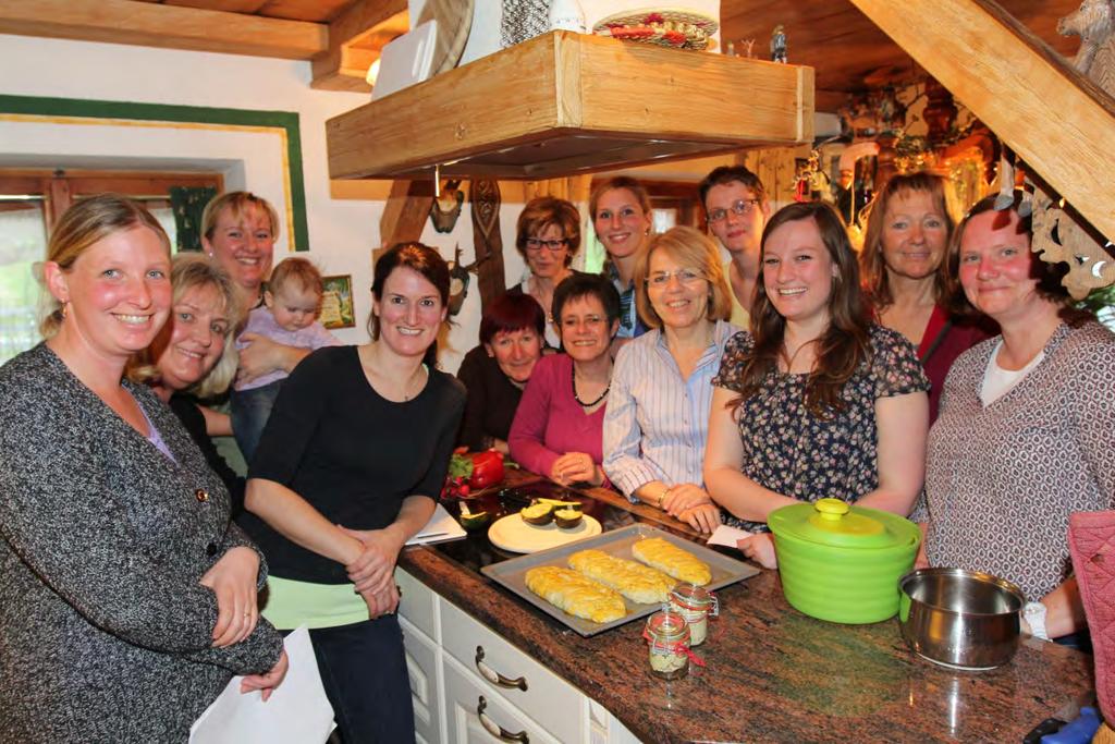 Marktschellenberg -12- Nr.5/2015 Raffiniertes Wildgemüse Gewürzbaguette und Aufstrich 14 Frauen kochen Bärlauch-Variationen Viel Spaß hatten die Teilnehmerinnen am Kochkurs im Rahmen der 8.