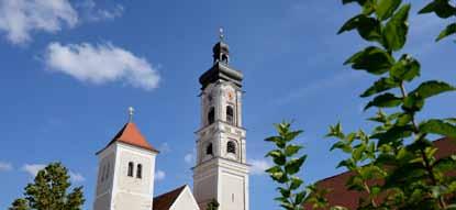 Jahrhunderts neu aufgebaut. Die Klosterkirche beherbergt zahlreiche Kunstschätze, darunter ein wertvolles Holzrelief der Heiligen Drei Könige von Philipp Dirr.