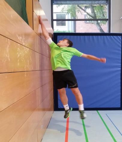 Jump-and-Reach Test Testbeschreibung Der Spieler steht im aufrechten Stand seitlich zur Wand und streckt den wandnahen Arm in die Höhe.