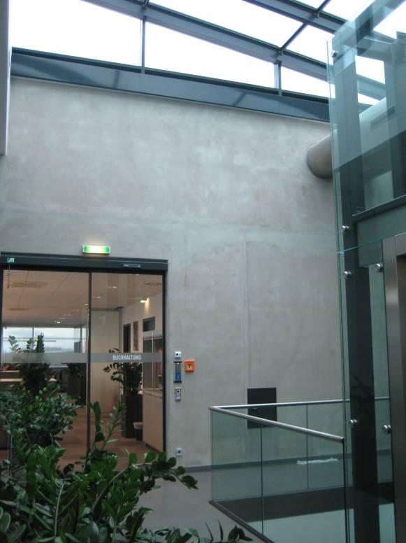 Abbildung 28: Massiver Stiegenhauskern und Atrium mit massiven Bauteilen (Foto links: Oberndorfer GmbH & Co KG; rechts: Alfred Trepka GmbH).