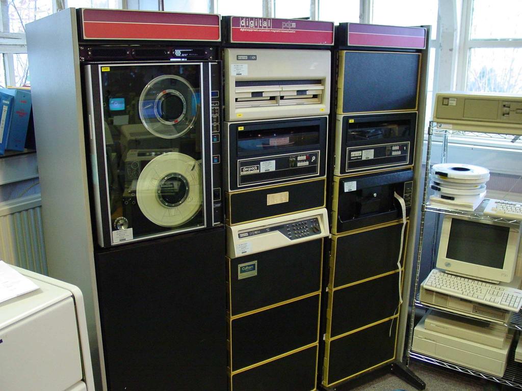 ein Mehrprogrammbetrieb, Emulation anderer Rechner PDP-11: erfolgreichster Minicomputer im