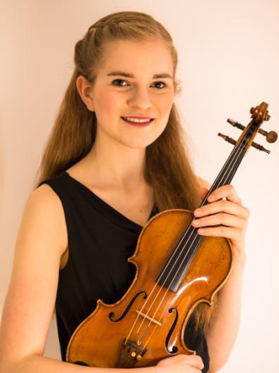 Anna Wassenberg, geboren 2000, spielt seit ihrem vierten Lebensjahr Geige. Ihren ersten Unterricht erhielt sie an der Musikschule des Emslandes bei Dirk Kummer.