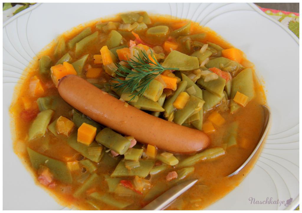 Die Würstchen separat oder direkt in der Suppe heiß machen und die Suppe mit frischem Brot genießen.