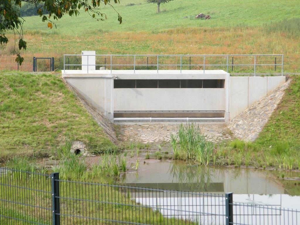 Links: Einlauf Drosselbauwerk; Ablaufbauwerk