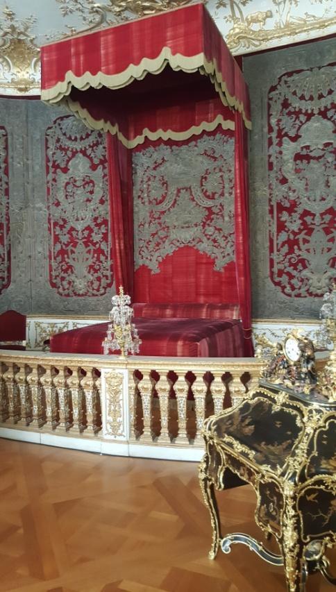 Kurfürst Karl Albrecht ließ die prächtige Raumflucht der "Reichen Zimmer" 1730 bis 1733 von dem Architekten François Cuvilliés anlegen und ausstatten.