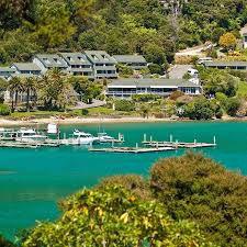 (Luggage will be transported by water taxi). From Torea Bay rowers walk about 1.5km on a country road, from Queen Charlotte Sound to Portage in the Kenepuru Sound.