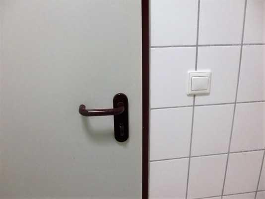 WC-Tür im Zimmer 10 Blick auf WC-Tür von innen Bedienelement (Türdrücker) ist visuell kontrastreich gestaltet Lichte Breite des