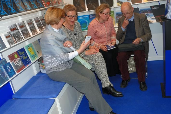 Zu den Besuchern am Stand des Mironde-Verlages gehörten auch Prof. Dr.