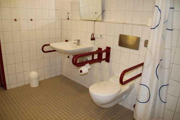 Es gibt noch 2 weitere Zimmer für Menschen mit Behinderung (insgesamt 4). 2 Zimmer teilen sich jeweils ein barrierefreies Bad.