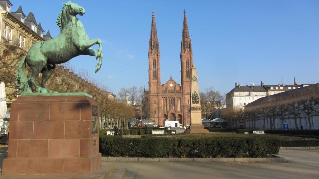 Der Luisenplatz, ein schönes Ambiente. Der Blick zur Bonifatiuskirche für Touristen und für uns Wiesbadener ein schöner Anblick. Was sich aber auf dem Platz bietet ist beschämend.