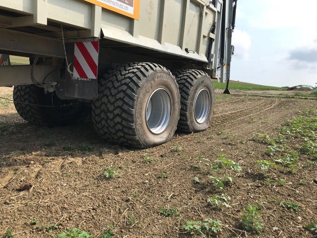 Bild: Zurbuchen- Bodenschutz Für Ackerfahrten mit dem 25 Tonnen Kompoststreuer nutzt die Firma Peter Zurbuchen- Bodenschutz den Michelin CargoXBib 800/45 R 26,5 und fährt mit unter 1 bar