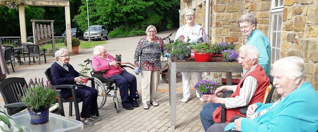 Viele Bewohnerinnen und Bewohner beteiligten sich zusammen mit den Alltagsbegleiterinnen an der Pflanzaktion.