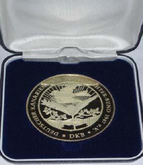 Große DKB-Leistungsnadel in Gold mit Goldkranz Die Auszeichnung ist die höchste der möglichen Leistungsnadeln und stellt damit die Vorstufe für die DKB Ehrennadel in Gold dar.