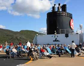 Reisepreis enthalten). Um 15.30 Uhr Weiterfahrt und am späten Nachmittag fahren Sie mit dem Schiff dann am Sværholtklubben vorbei, einem der größten Vogelfelsen Norwegens. Am Abend bzw.