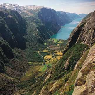 Am Ende des Fjords in Gudvangen erwartet Sie wieder unser Bus, und es liegt noch einmal eine etwas mehr als einstündige Busetappe vor Ihnen.