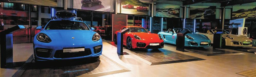 Ebenso faszinierte die Gäste die Ausstellung von Exponaten auf einer Tequipment Aktionsfläche zum Jubiläum 20 Jahre Porsche Tequipment sowie die Präsentation der Porsche Masterpieces mit Bürostuhl,