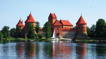 Wir verfolgen die bedeutsamen Spuren der Hanse, entdecken fantastisch erhaltene mittelalterliche Stadtbilder, spazieren an den weißen Stränden der Ostsee und erleben die Weite der Landschaft, die