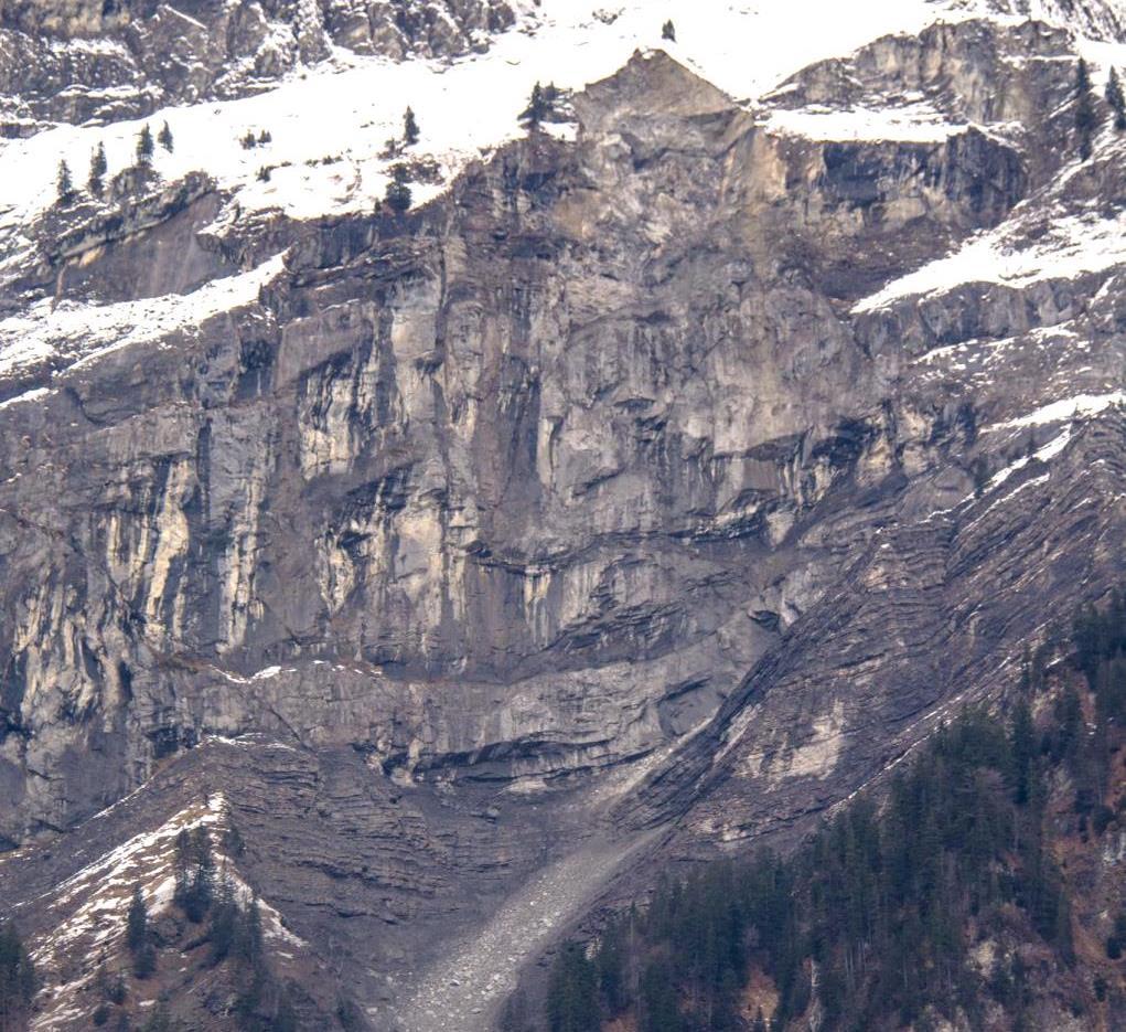 Abb. 4: Blick auf den Ausbruchbereich des Felssturzes vom 10.1.2016 (rot markiert). Unten ist die Ablagerung des Felssturzes in der steilen Runse zu sehen. (Aufnahme: Bote der Urschweiz, 11.1.2016) 2.