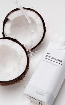KOKOSWASSER Kokoswasser ist in seiner Heimat, den Tropen ein beliebter Durstlöscher. Durch seinen hohen Anteil an natürlichen Elektrolyten ist es besonders für Sportler ein isotonischer Boost.