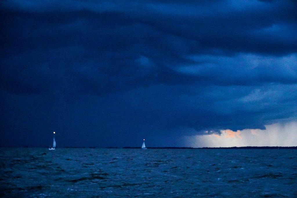 346 Boote von 432 gemeldeten Booten sind von 14 Häfen rund ums IJsselmeer aus gestartet https://www24uurszeilracenl/ 40 Kn Wind = 8 Bft kurz nach dem Start 08:28 Uhr - Der Morgen beginnt grau bei 15
