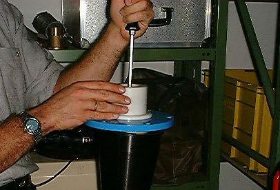 Die Absperrarmatur über das abgewinkelte Betätigungsrohr mit einer Halbumdrehung (im Uhrzeigersinn) schließen - Betätigungsrohr muss dazu vorher um 180 umgesetzt werden! 2.
