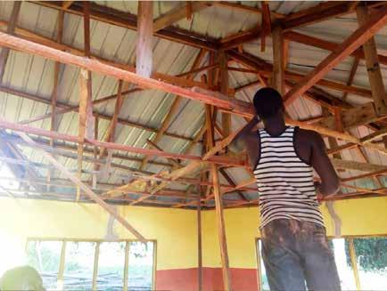 2. Das 14 Jahre alte Schulgebäude war in einem sehr schlechten Zustand. Erst beim Abnehmen des Daches fand Alhaji raus, dass das ganze Dachgebälk angefressen war.