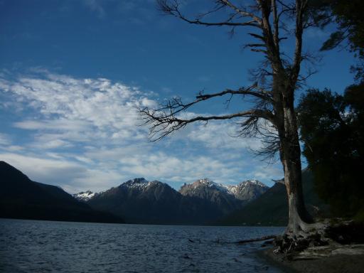 schönen Lago Nahuelhuapi bis Bariloche, wo wir wieder auf die hier geteerte