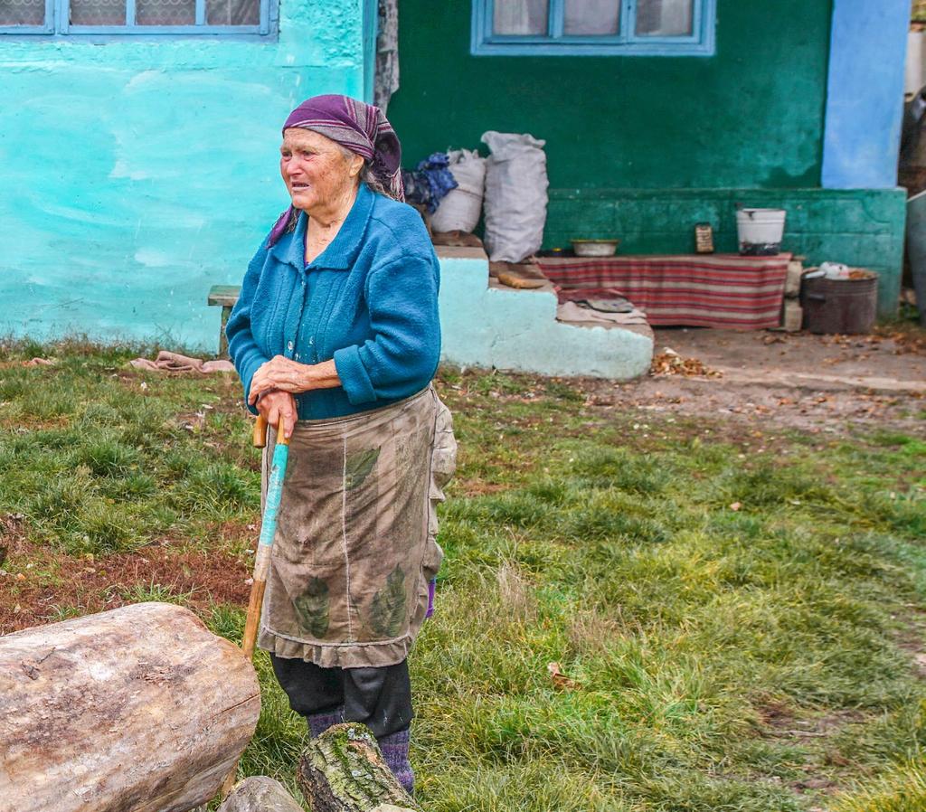 7 Ekaterina bestaunt das geschenkte Holz. 53-jähriger Sohn Valerij umsorgte sie lange Zeit auf rührende Weise. Er half im Haushalt und war immer für sie da.