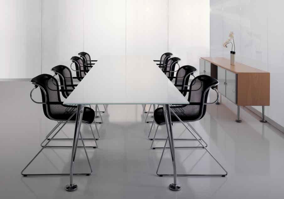 Top class meeting spaces, thanks to the wide choice of tables, service modules and cabinets. A style choice.