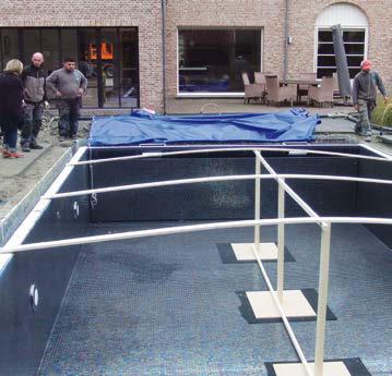 Der Pool wird auf die vorbereitete Fundamentplatte gesetzt und bei steigendem Wasserstand