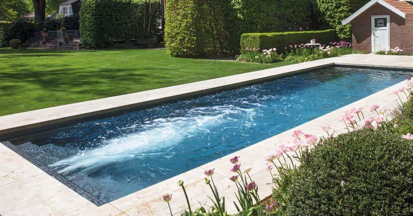 Klare Blickachse vom Poolhaus aus über den Pool in den Garten. Das MLine 3,70 x 9 x 1,50 m hat eine Auskleidung mit Glasmosaik bekommen.