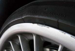 oder zu niedrigen Reifenluftdruck (starke Abtragung am Reifenprofil) starke einseitig abgefahrene Reifen Runderneuerte Reifen Bei allradgetriebenen Fahrzeugen