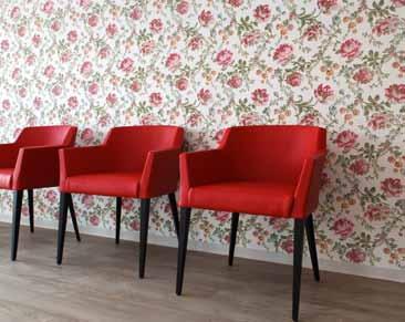 LVT DESIGN FLOORING LVT DESIGN FLOORING LVT DESIGN FLOORING Altenheim, ganz neu gedacht Vintage-Tapeten mit Rosenmustern, hochwertiges Bodendesign von objectflor und farbige Sitzmöbel als Blickfang: