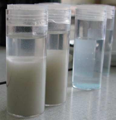 Losungen o Solvatation = Ionenkristalle lösen sich oft in Lösungsmitteln. o Hydratation: Wasser als Lösungsmittel o Die Konzentration = Substanzmenge/Volumeneinheit der Lösung.