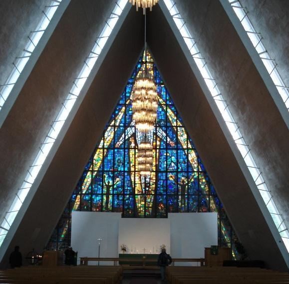 Sehenswert ist auch die Tromsø Domkirche, der grösste Holzdom in Norwegen und die 1965 erbaute Eismeerkathedrale mit dem berühmten Fenster, in welcher auch Sommer und