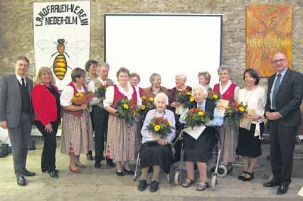 Jahrgang 40 Jahre Landfrauenverein Nieder-Olm Gründungsmitglieder werden zu Ehrenmitgliedern Ehrung der Gründungsmitglieder Genau vor 40 Jahren am 13.