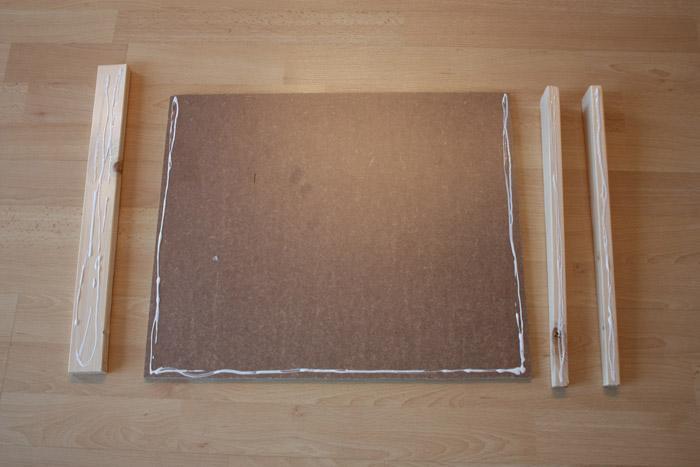 Im nächsten Schritt wird Holzleim links, rechts und vorne auf die Platte aufgetragen, sowie auf die 2 Seitenteile und auf dem Frontstück. Das ganze wird 5 Minuten antrocknen lassen.