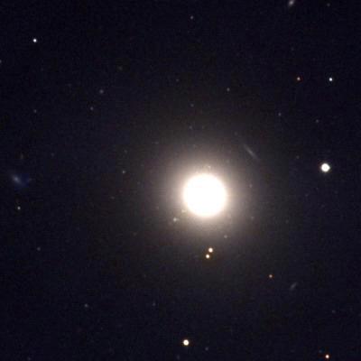 Ellipsengalaxien Ellipsengalaxien haben elliptische Form am Himmel und keine Substruktur Erhöhte Helligkeit im