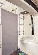 Klappbares Waschbecken Für mehr Hygiene sorgt ein klappbares Waschbecken, das beim Ford Transit Custom Nugget Plus im Heck eingebaut ist.