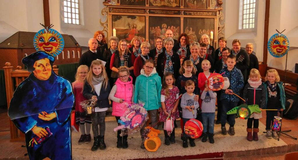 Seite: 12 (Foto: Nico Heise) Man siehts: Martin Luther freut sich mit! Vielen Dank allen kleinen und großen Mitwirkenden an unserem Gottesdienst mit alten und neuen Martiniliedern.