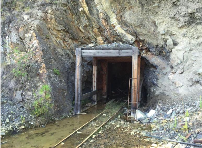 6 Report #11 Golden Dawn Minerals Inc. Stolleneingang in die May Mac Mine (Foto von Udo Rettberg) Am 16.
